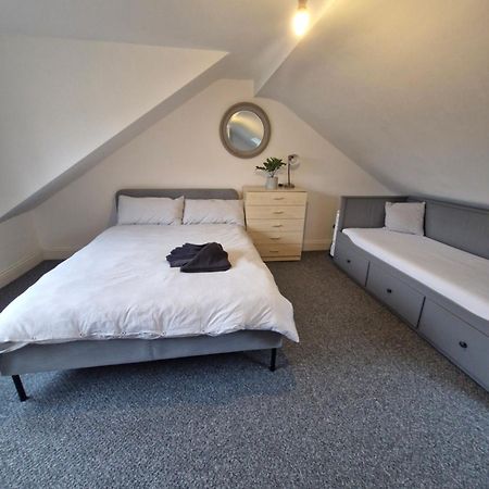 Lovely 3 Bedroom Serviced Apartment In Leytonstone London Exteriör bild