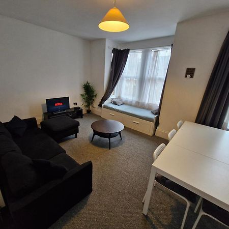 Lovely 3 Bedroom Serviced Apartment In Leytonstone London Exteriör bild