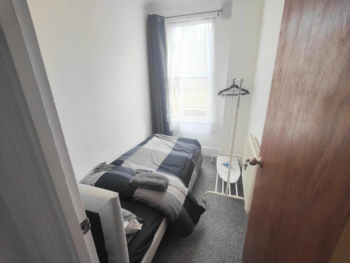 Lovely 3 Bedroom Serviced Apartment In Leytonstone London Exteriör bild
