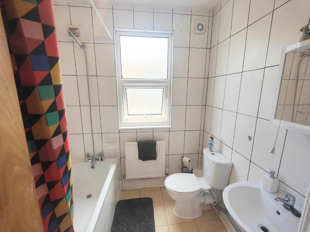 Lovely 3 Bedroom Serviced Apartment In Leytonstone London Exteriör bild