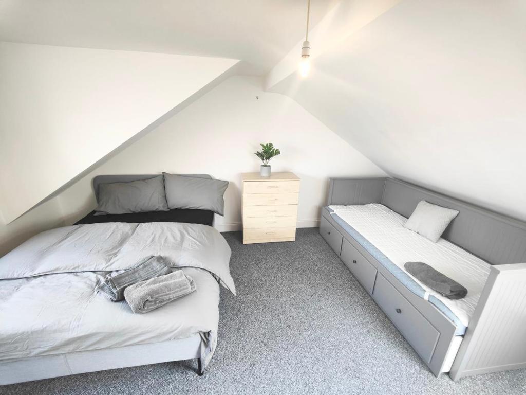 Lovely 3 Bedroom Serviced Apartment In Leytonstone London Exteriör bild