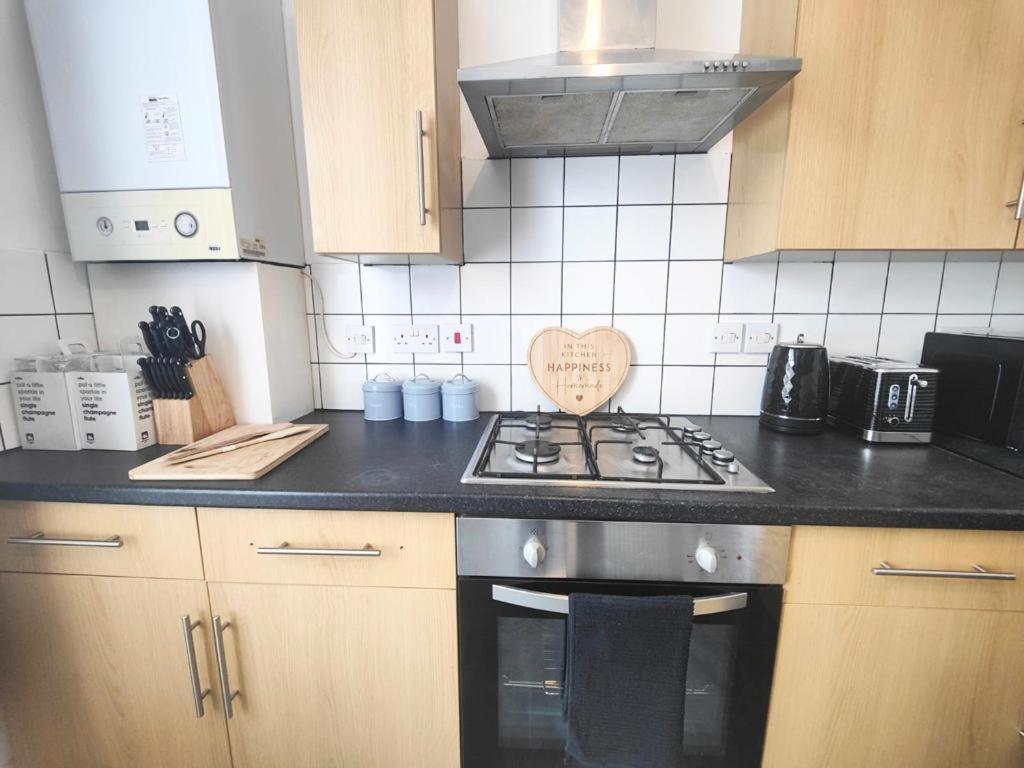 Lovely 3 Bedroom Serviced Apartment In Leytonstone London Exteriör bild