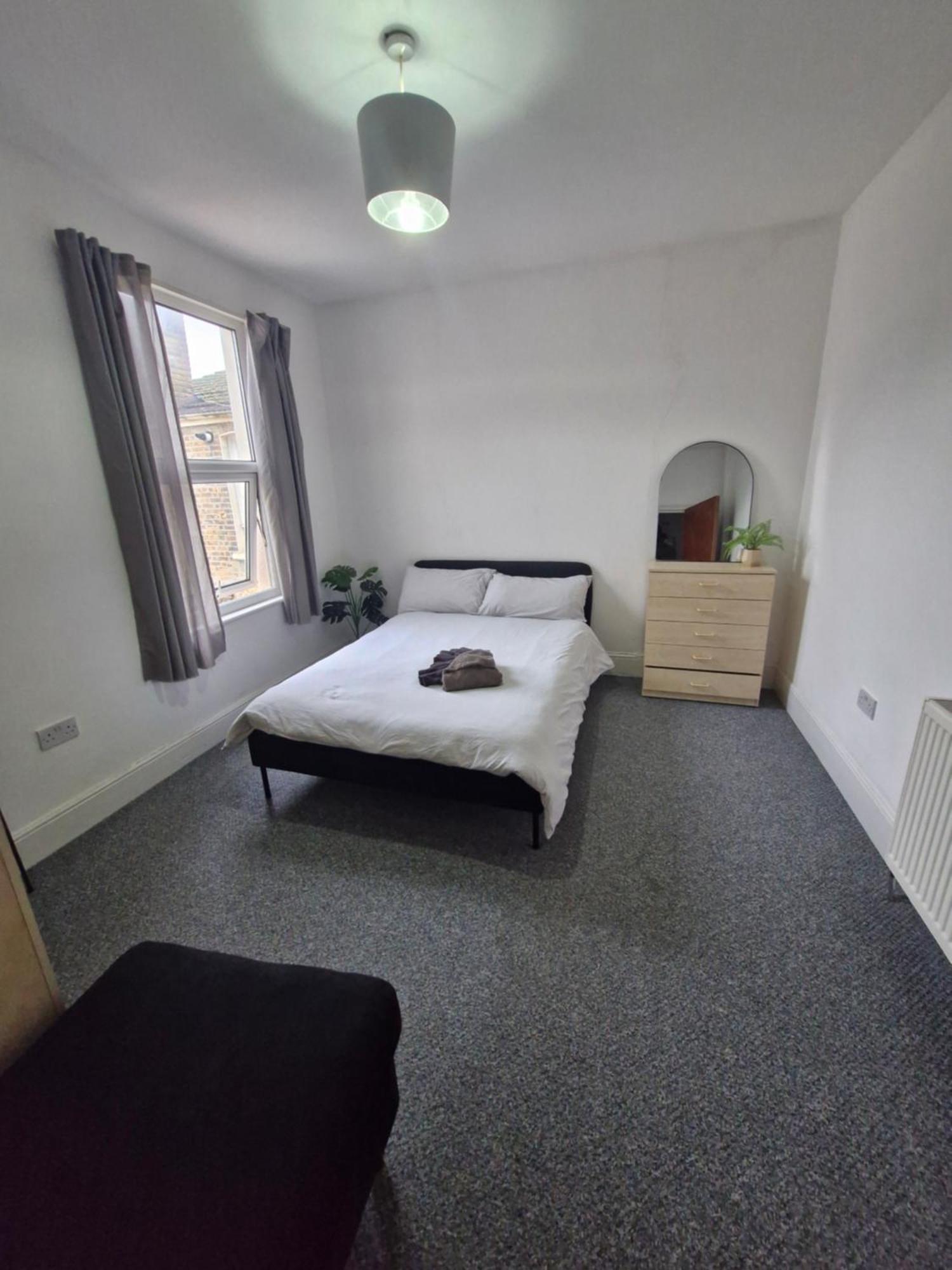 Lovely 3 Bedroom Serviced Apartment In Leytonstone London Exteriör bild